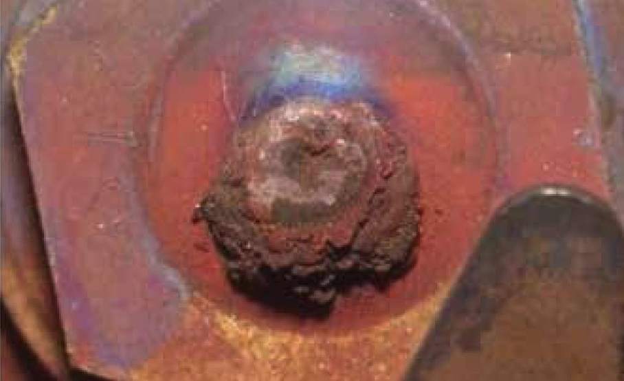 Figura 18. El cobre lixiviado de las líneas de trazado puede precipitar fuera de la solución durante la vaporización súbita (flashing) del condensado, acumularse dentro del purgador de vapor y luego bloquear el orificio del purgador.